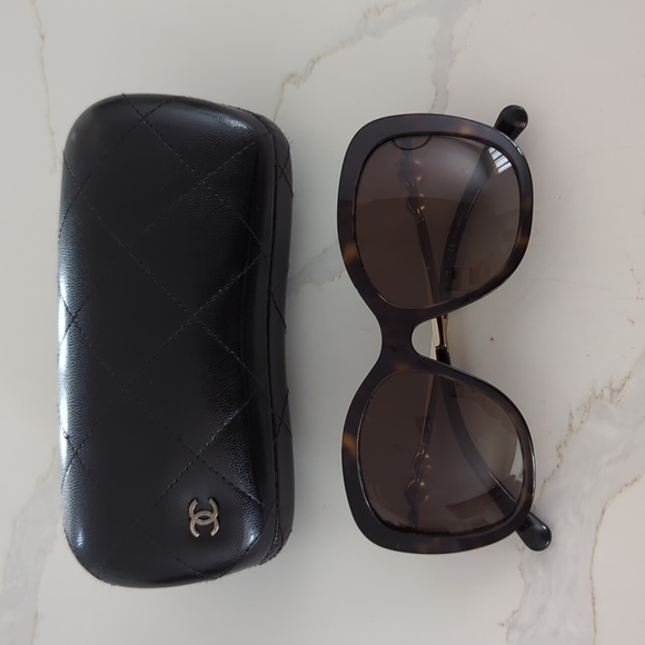 CHANEL Tortuse Pearl Polarized Sunglasses - Picture 11 of 13